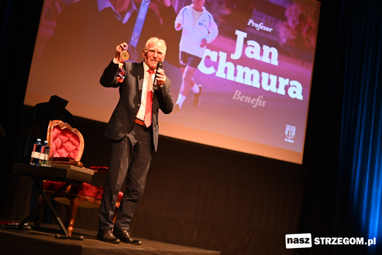 Wieczór w Strzegomiu z mistrzem mądrej nauki i sportowej pasji - profesorem Janem Chmurą [FOTO] 